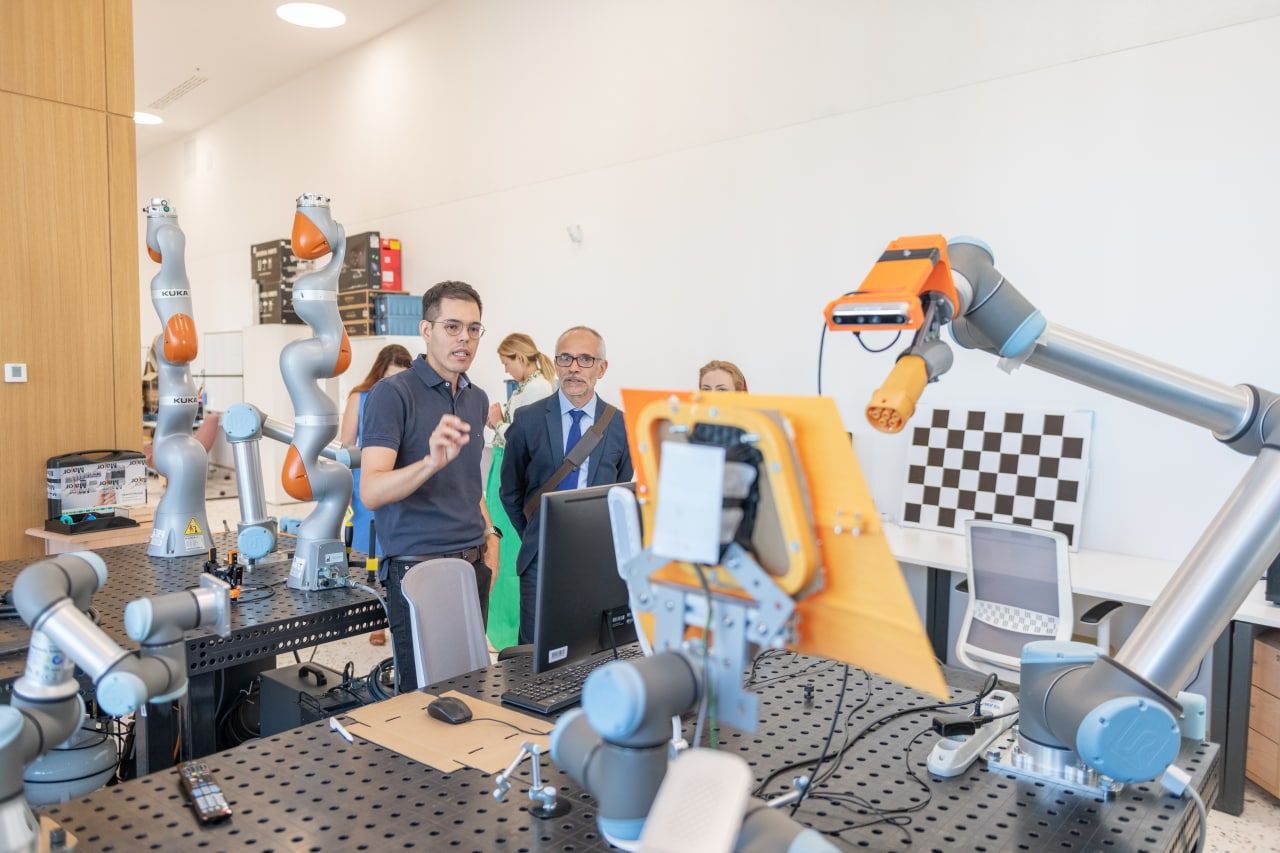 Посол Восточной Республики Уругвай Даниэль Рубен Кастильос Гомес  ознакомился с разработками Лаборатории Интеллектуальной космической робототехники